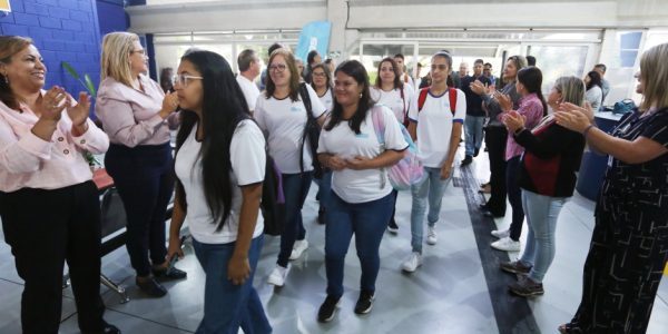 Alunos do Cephas são recebidos com aplausos na volta às aulas