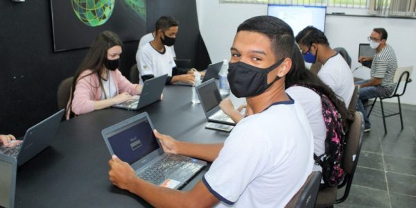 Atendidos da Fundhas aprendem com jogo