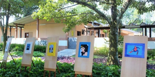 Exposição de telas retrata super-heróis da pandemia