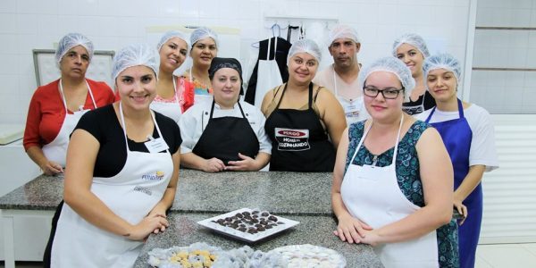 ‘Primeira Chance’ oferece curso de confeitaria para a comunidade