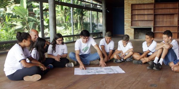 Alunos da Fundhas auxiliam em restauro no Parque da Cidade