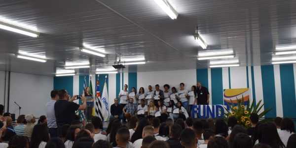 Alunos da Fundhas recebem certificados de cursos de qualificação