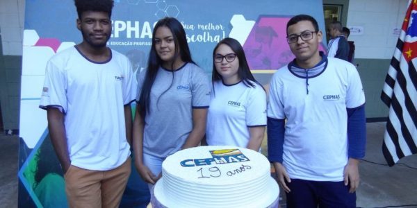 Alunos e professores comemoram os 19 anos do Cephas