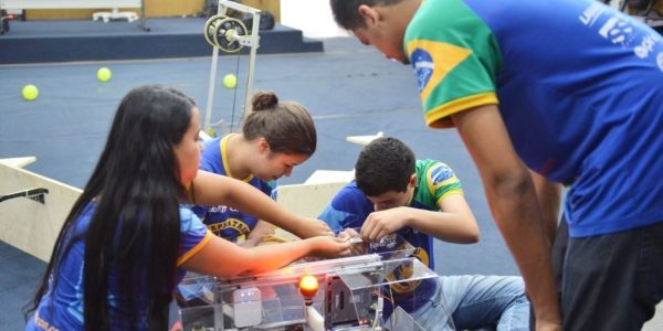 Cephatron se prepara para competição nacional de robótica