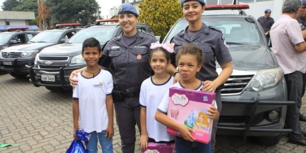 Crianças da Fundhas participam de Natal Solidário na PM