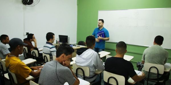 Cursos do Primeira Chance começam a receber estudantes