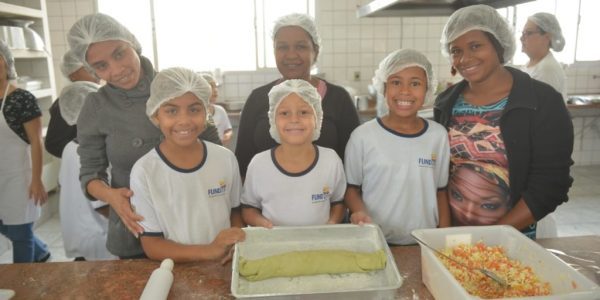 Alunos da Fundhas celebram Dia das Mães com oficina de culinária