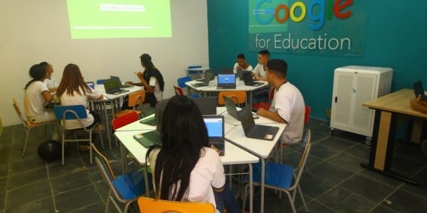 Parceiros e funcionários da Fundhas conhecem Centro de Inovação