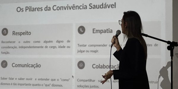 Fundhas promove palestra sobre convivência saudável no ambiente de trabalho