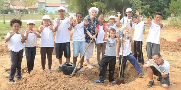 Fundhas participa de plantio em comemoração ao Dia da Árvore