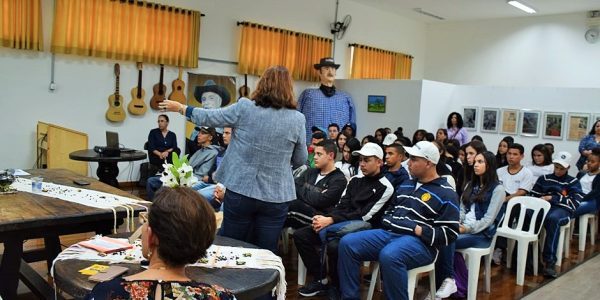 Alunos da Fundhas participam de evento sobre trabalho