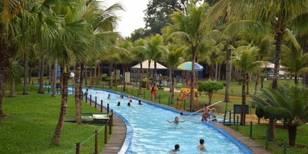 Fundhas celebra mês das crianças com passeio a parque aquático