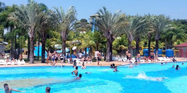 Mais de 2.300 atendidos da Fundhas visitam parque aquático