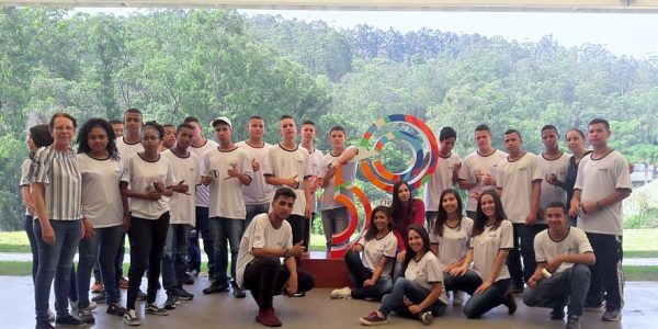 Adolescentes da Fundhas visitam fábrica da Natura