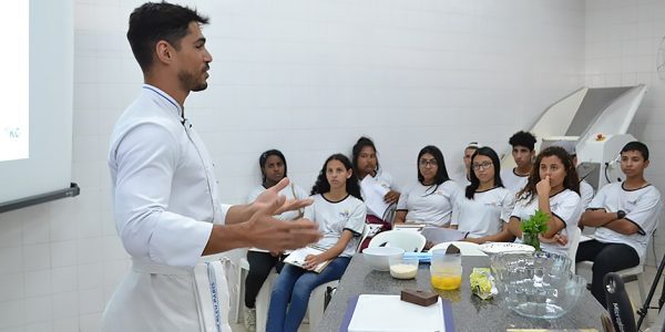 Ex-aluno e chef de cozinha na França visita Fundhas