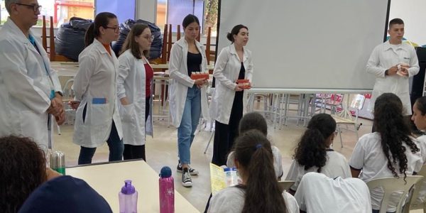 Palestra orienta alunos da Fundhas sobre cuidados com a saúde