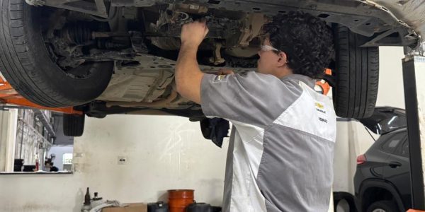 Jovem atendido pela Fundhas é efetivado em empresa de veículos