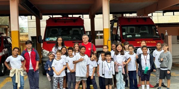 <strong>Alunos da Fundhas visitam Corpo de Bombeiros em São José</strong>