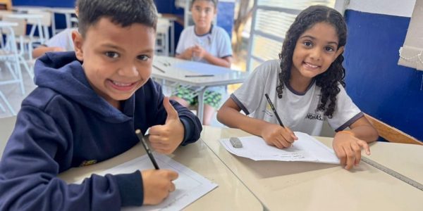 Crianças da Fundhas fazem cartinhas para famílias gaúchas