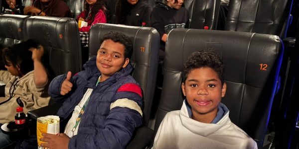 Atendidos da Fundhas participam de manhã de cinema