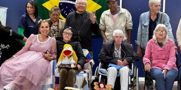 Avós celebram a vida com música e histórias na Casa do Idoso Sul