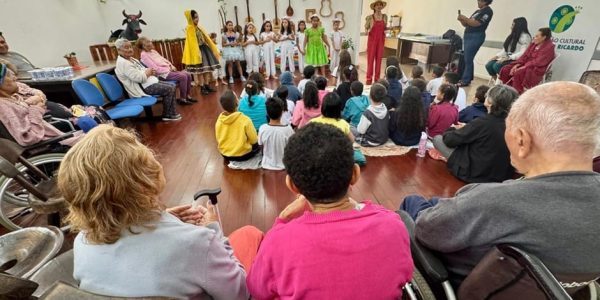 Crianças da Fundhas contam histórias para idosos