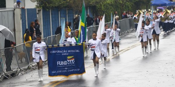 Fundhas leva tema da paz para avenida em desfile cívico