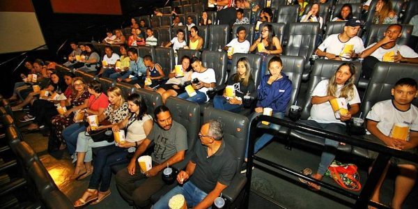 Sessão de cinema emociona familiares de alunos da Fundhas