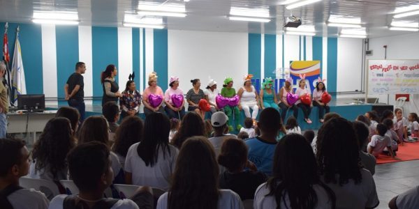 Teatro apresentado por idosos diverte alunos da Fundhas