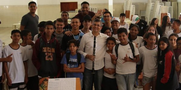 Encontro com ex-aluno motiva jovens da fanfarra da Fundhas