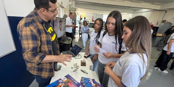 Feira de Profissões inspira jovens da Fundhas