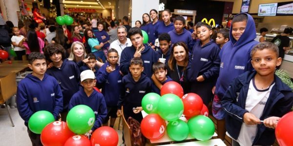 Alunos da Fundhas prestigiam a chegada do Papai Noel