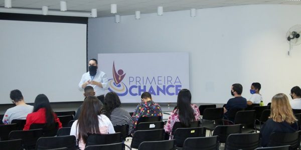 Primeira Chance desenvolve postura profissional de jovens