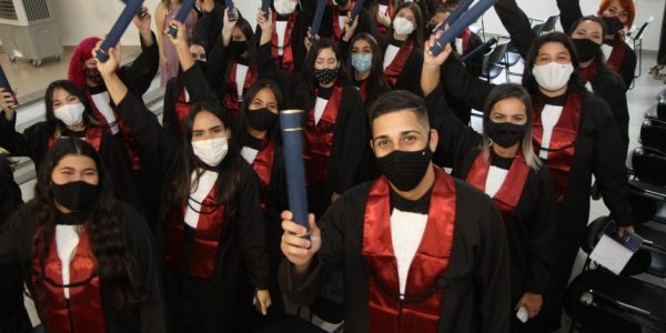 Fundhas realiza formatura para 100 alunos de cursos técnicos do Cephas