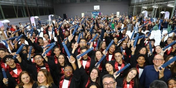 Formatura do Cephas emociona pais, alunos e professores