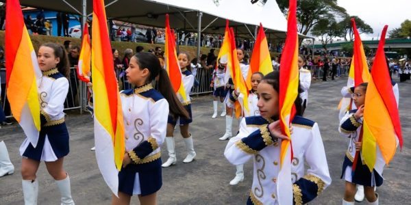 Moradores prestigiam a festa de aniversário de Eugênio de Melo