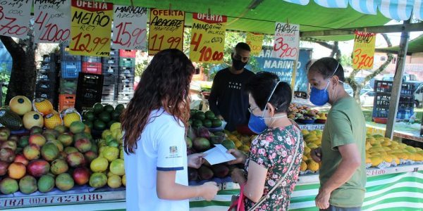 Ação da Fundhas leva gentileza à Feira Livre
