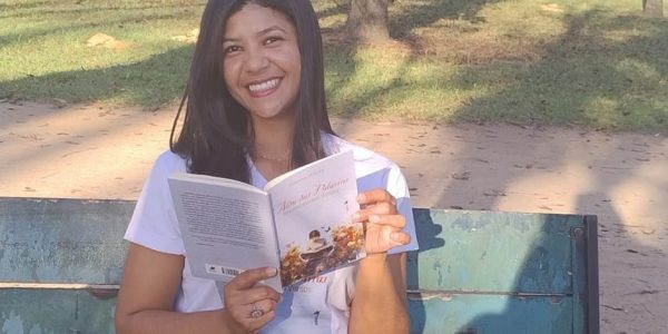 Ex-atendida da Fundhas e Cephas lança livro de poesias