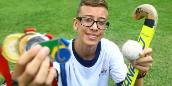 Cheio de sonhos e vontade, aluno da Fundhas brilha no hóquei
