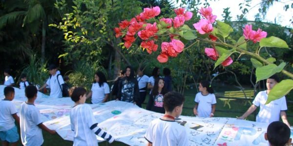 Alunos da Fundhas confeccionam Manto da Paz