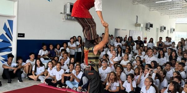 Unidade da Fundhas recebe apresentação circense