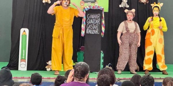 Fundhas ensina educação financeira com teatro