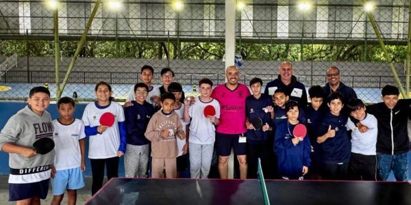 Atleta de tênis de mesa inspira atendidos da Fundhas