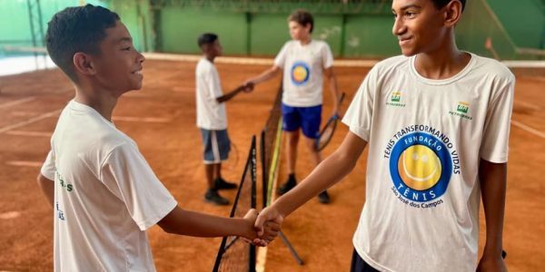 Alunos da Fundhas participam de torneio de tênis em clube