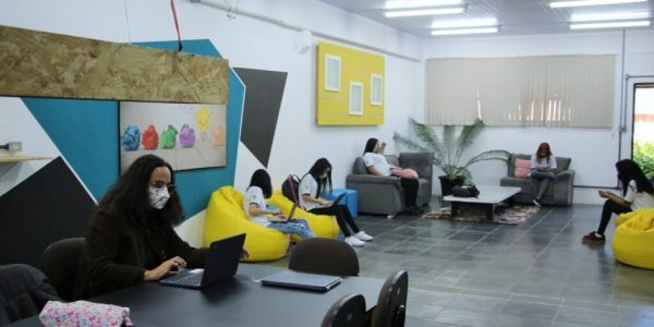 Adolescentes participam de Feira de Profissões online