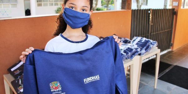 Atendidos da Fundhas recebem novos uniformes de inverno