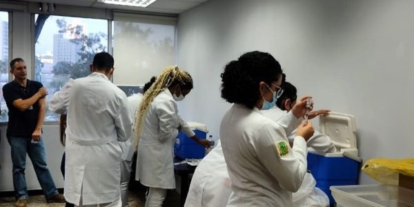 Alunos de Enfermagem do Cephas participam de mutirão de vacina