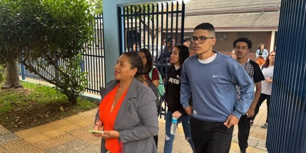 Candidatos fazem prova do Vestibulinho Cephas em três escolas