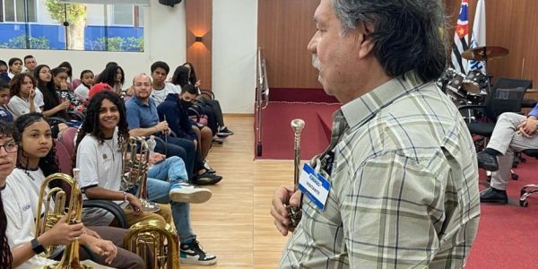 Músico Chico Oliveira, do Sexteto do Jô, visita a Fundhas