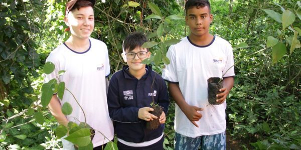 Fundhas realiza plantio em comemoração ao Dia da Árvore